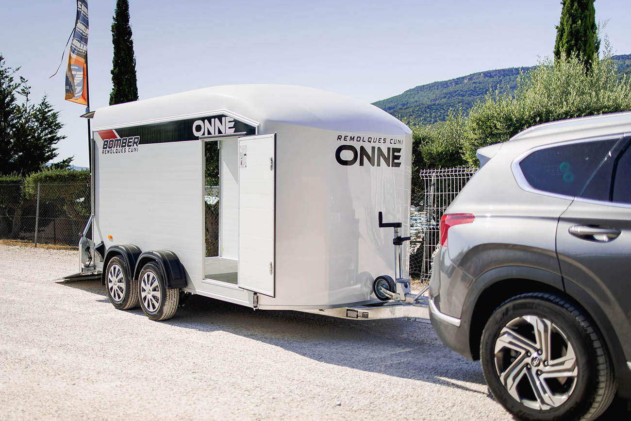 remolque-cerrado-de-fibra-onne-bomber-19.jpg