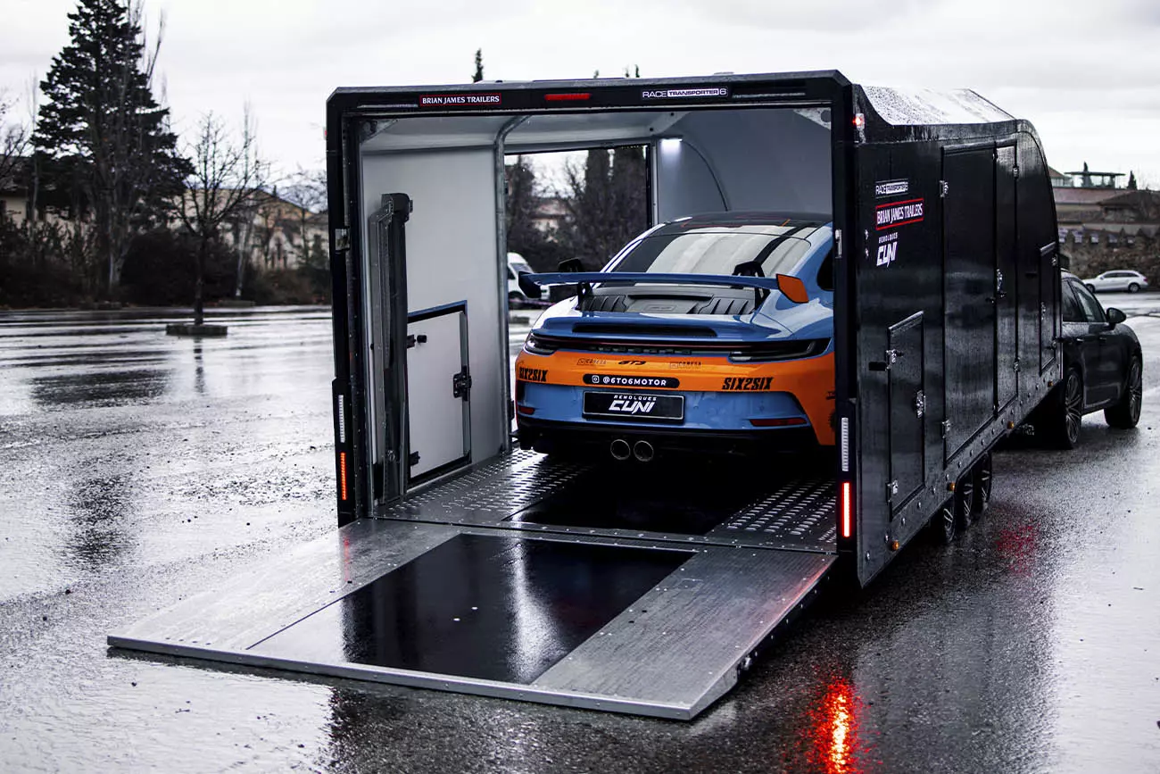 Remolque-Brian-James-Race-Transporter-6.webp
