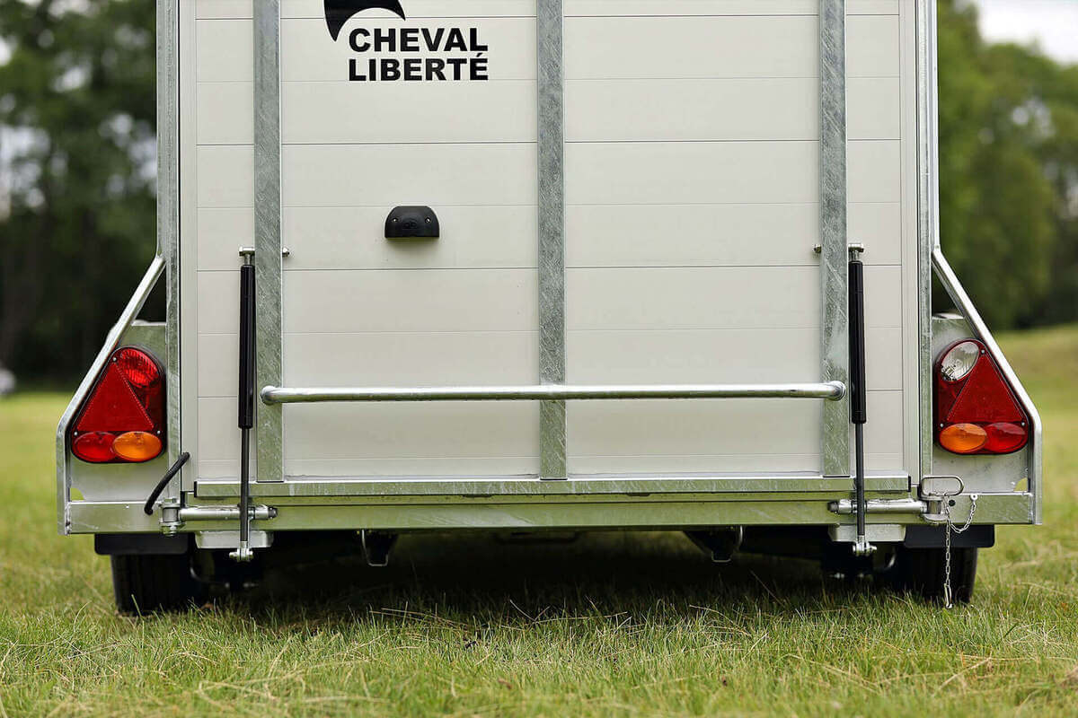 Remolque-para-1-caballo-y-medio-Gold-One-8.jpeg