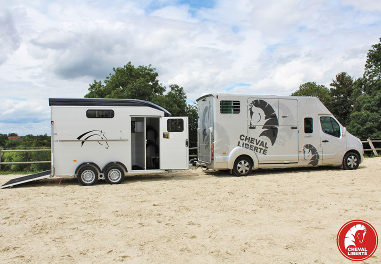 remolque-caballos-multimax-cheval-liberte-cuni-1.jpg