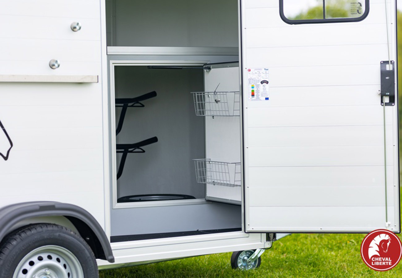 remolque-caballos-multimax-cheval-liberte-cuni-32.jpg