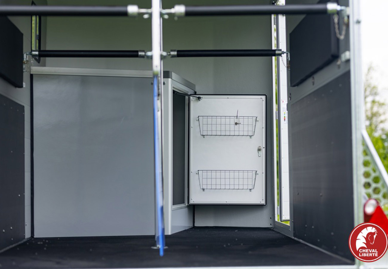 remolque-caballos-multimax-cheval-liberte-cuni-33.jpg