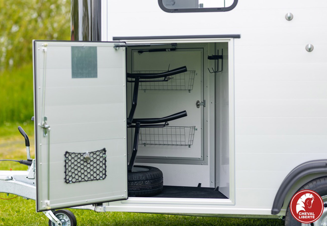 remolque-caballos-multimax-cheval-liberte-cuni-37.jpg