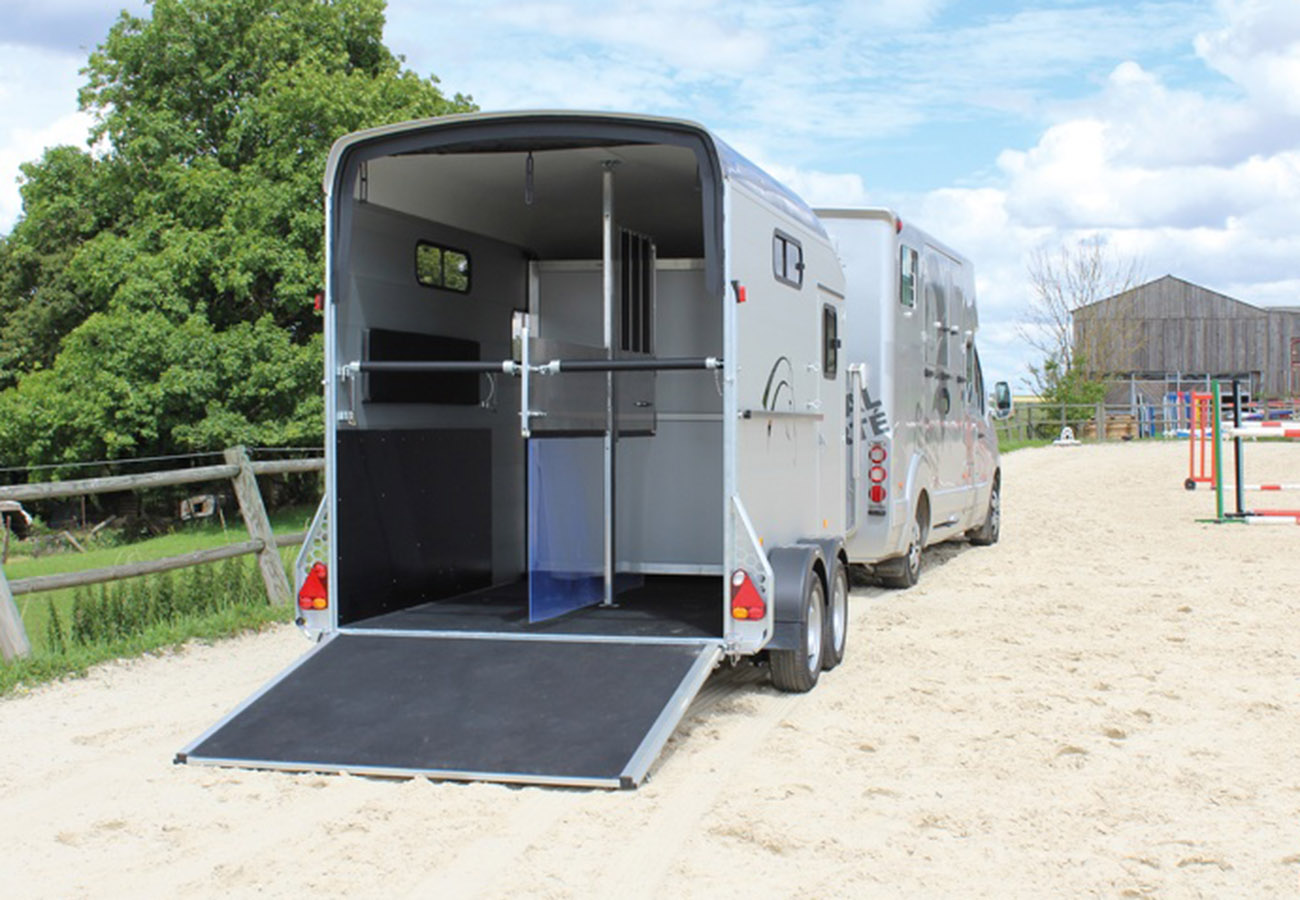 remolque-caballos-multimax-cheval-liberte-cuni-5.jpg