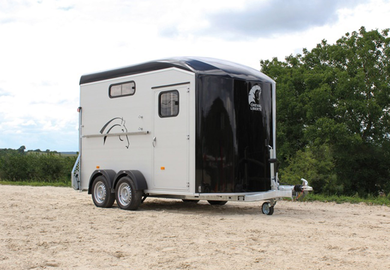 remolque-caballos-multimax-cheval-liberte-cuni-7.jpg