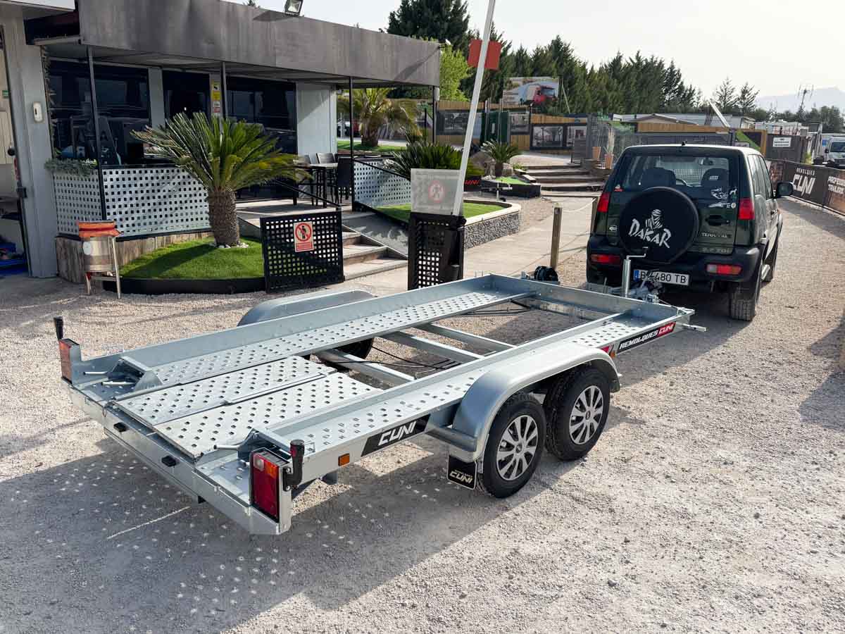 Alquilar remolque portacoches grande