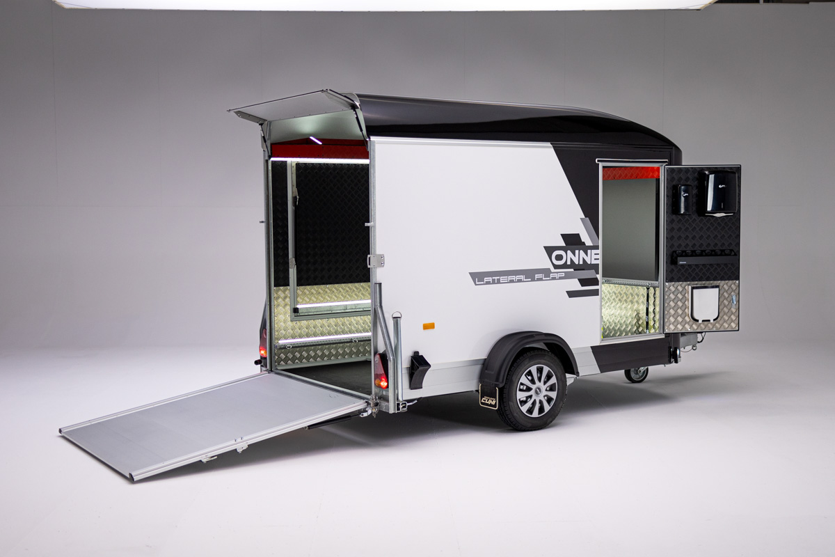 Remolque-motos-cerrado-onne-debon-lateral-flap-1.jpg