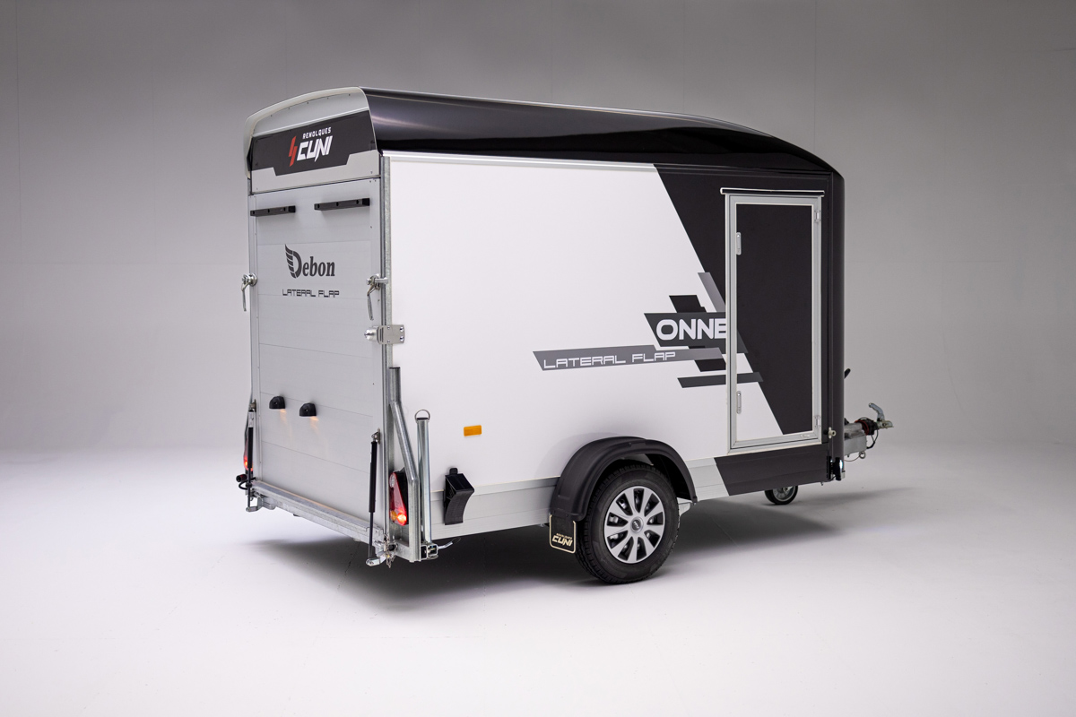 Remolque-motos-cerrado-onne-debon-lateral-flap-3.jpg