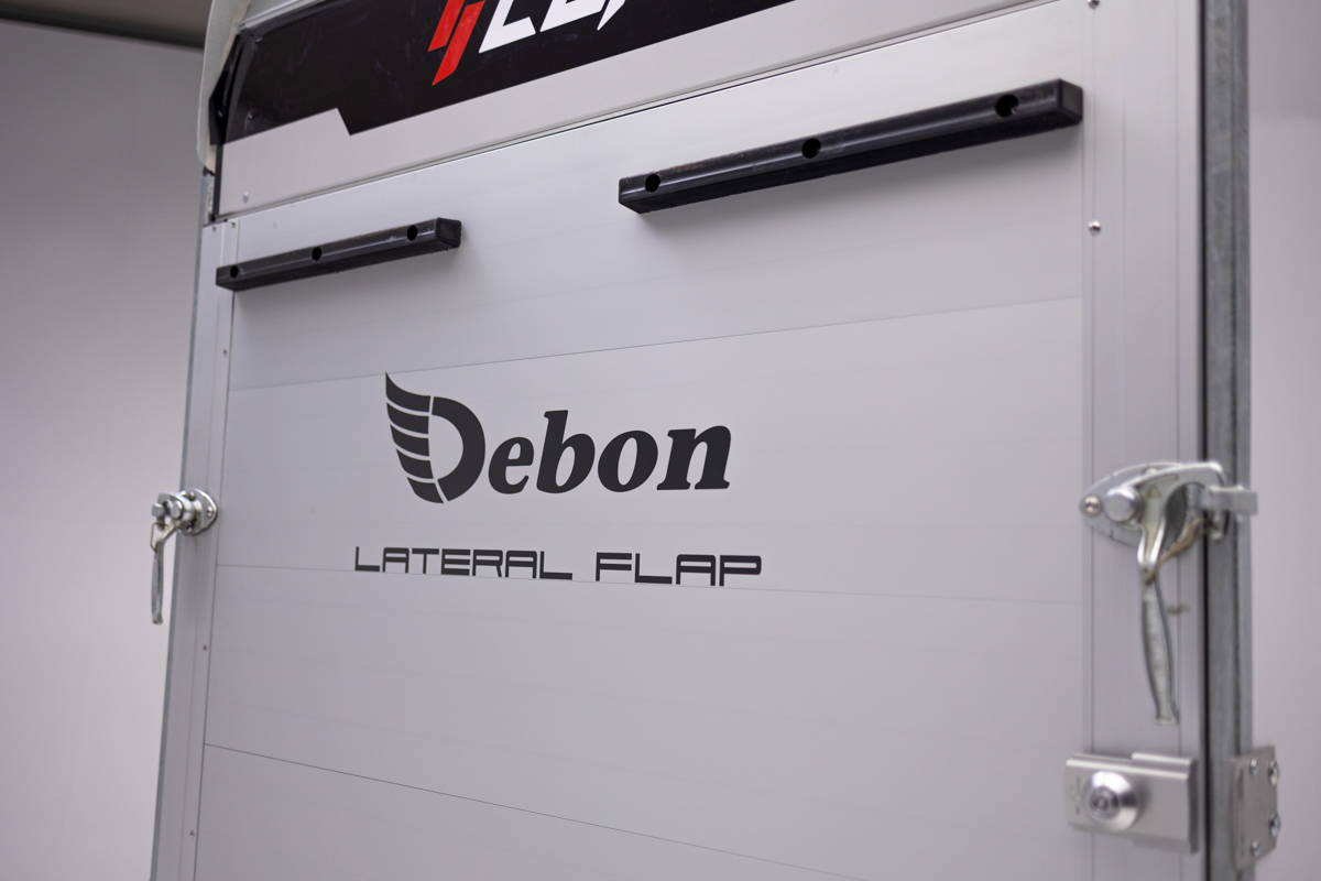 Remolque-motos-cerrado-onne-debon-lateral-flap-4.jpg